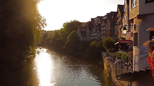 Vista de la ciudad vieja de Tubinga junto al río Neckar al atardecer Alemania