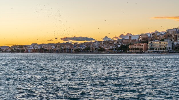 Vista de la ciudad de Villajoyosa desde su puerto pesquero al atardecer, Alicante, España.