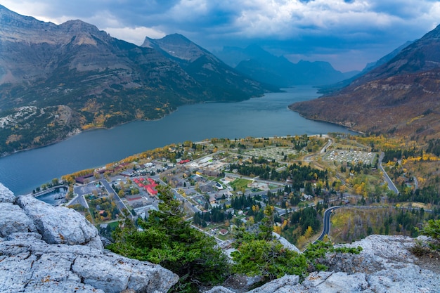 Vista de la ciudad de Waterton Lakes National Park al anochecer. Paisaje paisajístico en temporada de follaje otoñal. Alberta, Canadá.