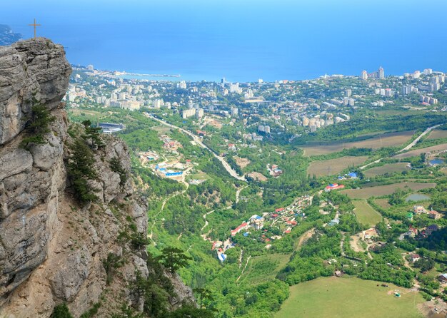 Vista de la ciudad de Yalta desde la ladera del monte Aj-Petri