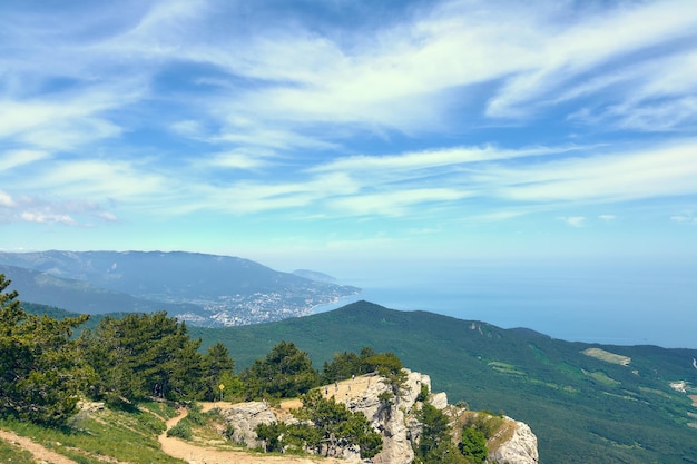 Foto vista de la ciudad de yalta y el monte karadag desde el monte aipetri en crimea