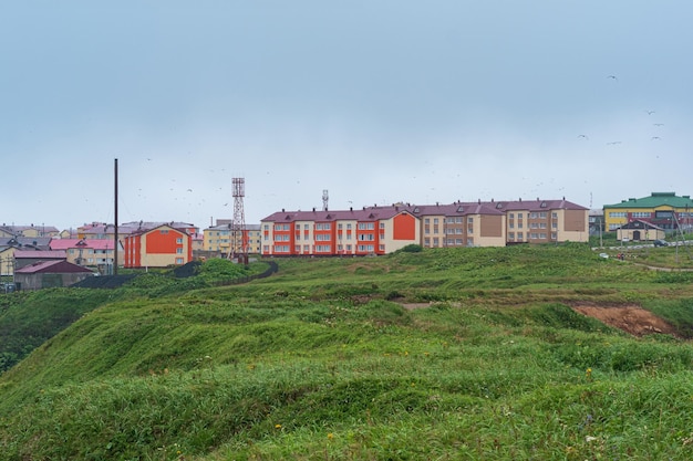 Vista de la ciudad de YuzhnoKurilsk en la isla de Kunashir