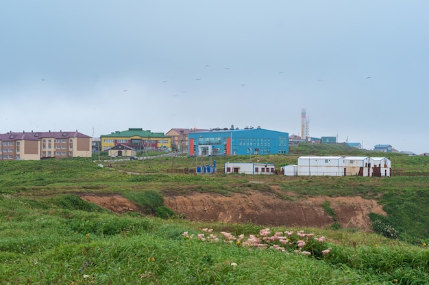 Vista de la ciudad de YuzhnoKurilsk en la isla de Kunashir