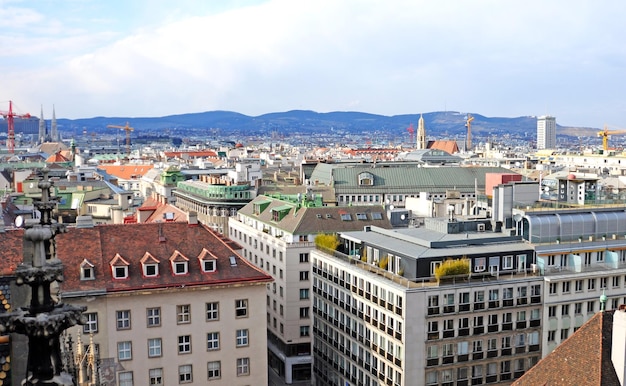 Una vista de la ciudad de zurich desde lo alto del edificio.