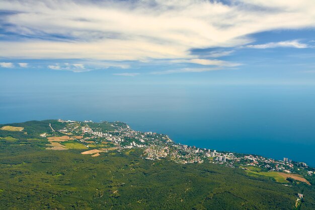 Vista de las ciudades de Miskhor y Koreiz desde el monte AiPetri en Crimea