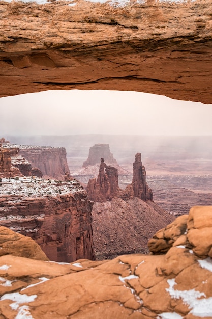 Vista clásica del famoso Arco de Mesa, símbolo del suroeste de Estados Unidos, en la pintoresca luz dorada de la mañana al amanecer en un hermoso día de invierno en invierno después de fuertes nevadas, el Parque Nacional Canyonlands, Utah, EE.