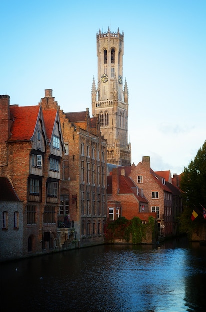 Vista clássica da antiga Bruges com a torre Belfort, Bélgica, em tons retrô