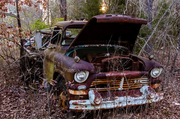 Foto vista de un coche abandonado en el paisaje