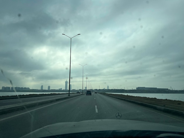 Vista desde el coche en el camino a la ciudad Día lluvioso