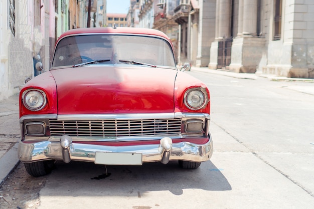 Vista de coche clásico vintage amarillo en la habana vieja, cuba