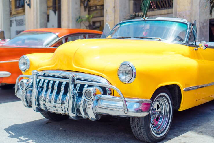 Foto vista de coche clásico vintage amarillo en la habana vieja, cuba