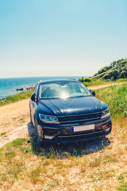 Vista del coche en el concepto de viaje de espacio de copia de playa de verano de mar