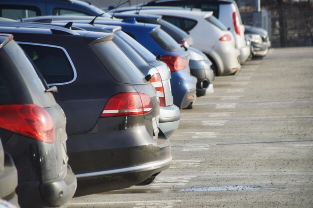 Foto vista de los coches en el estacionamiento