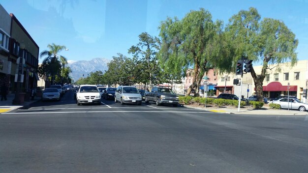 Vista de los coches que se mueven en la carretera