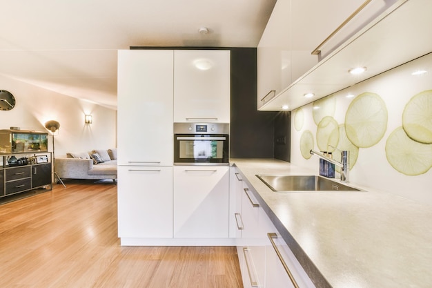 Vista de la cocina desde la esquina con piso de parquet y vista de la sala de estar