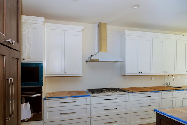 Vista de la cocina de mejoras para el hogar instalada en un nuevo gabinete de cocina