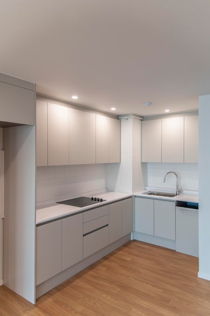 Vista de la cocina vacía en casa