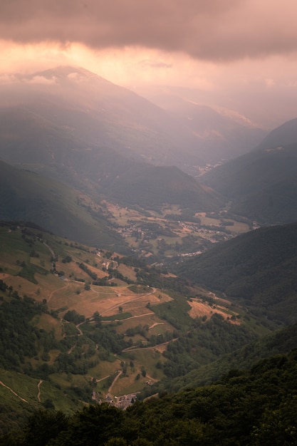 Vista desde el Col d'Aspin en High Pyrenes, Francia.