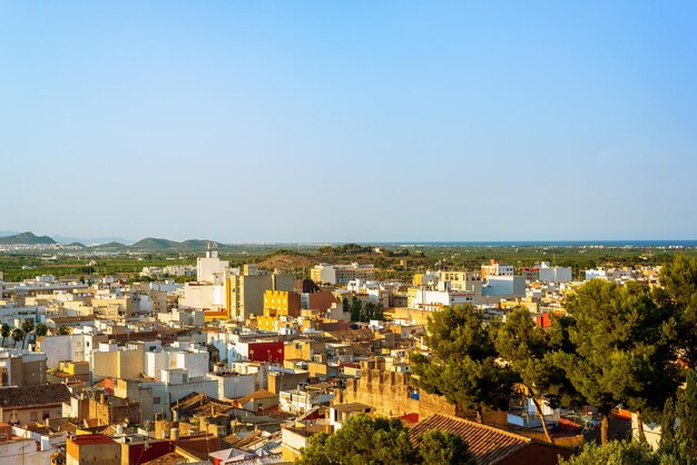 Vista desde la colina al casco antiguo rodeado de campos y montañas