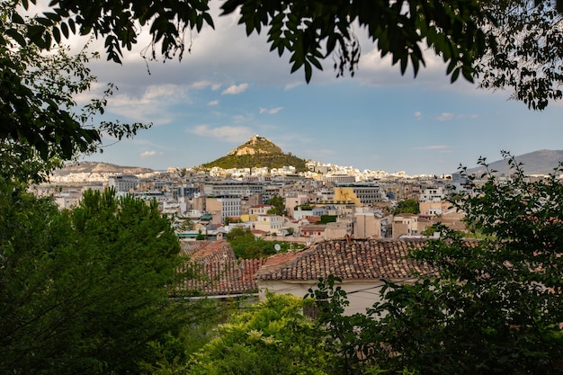 Vista de la colina Lycabettus desde el distrito antiguo de Plaka en Atenas, Grecia