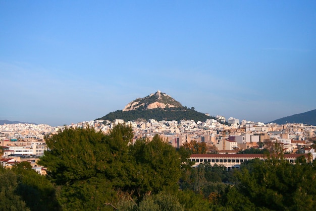 Vista de la colina de Lykavitos con una iglesia griega en la ciudad de Atenas Grecia