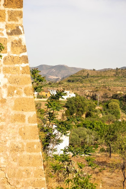 Una vista de una colina y una torre del castillo