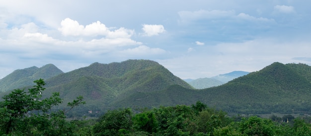 Vista de la colina verde antes de llover con cielo nublado