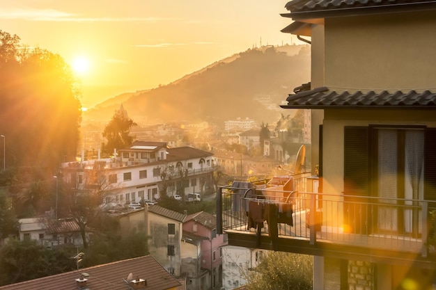 Vista de las colinas alpinas y la ciudad al atardecer