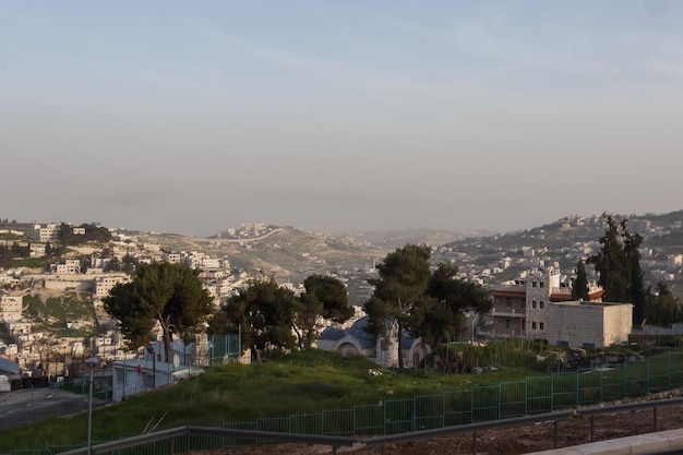 Vista de las colinas y la ciudad de israel