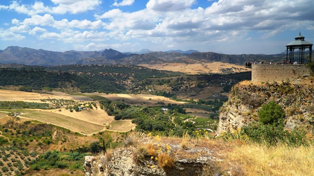 Una vista de las colinas y colinas de la antigua ciudad de agrigento.