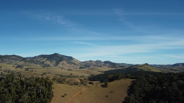 Una vista de las colinas y montañas desde lo alto de la colina.