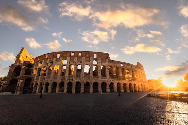 Vista del Coliseo Romano (Coliseo Romano) en Roma, Lazio, Italia.