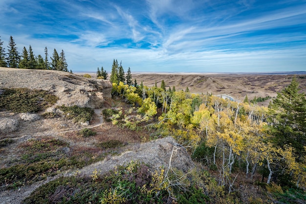 Vista de los colores del otoño desde el mirador de Conglomerate Cliffs en Cypress Hills SK