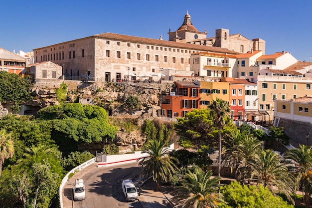 Foto vista colorida del casco antiguo en la plaza española de mao menorca islas baleares españa