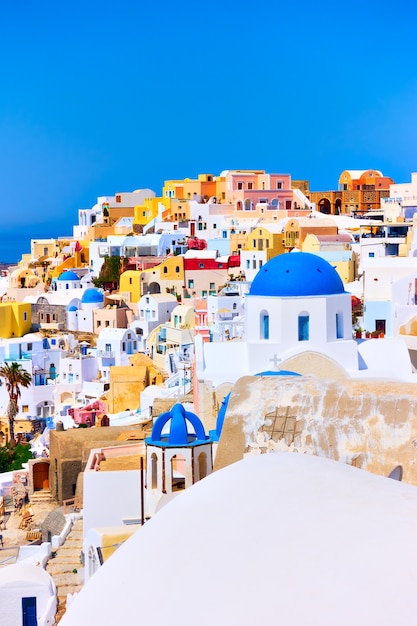 Vista colorida de la ciudad de Oia en Santorini, Grecia. Disparo vertical, composición copyspace