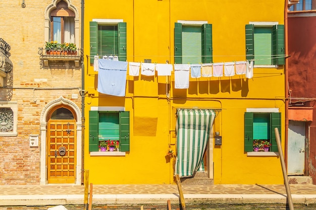 Foto vista de las coloridas casas venecianas en las islas de burano en venecia