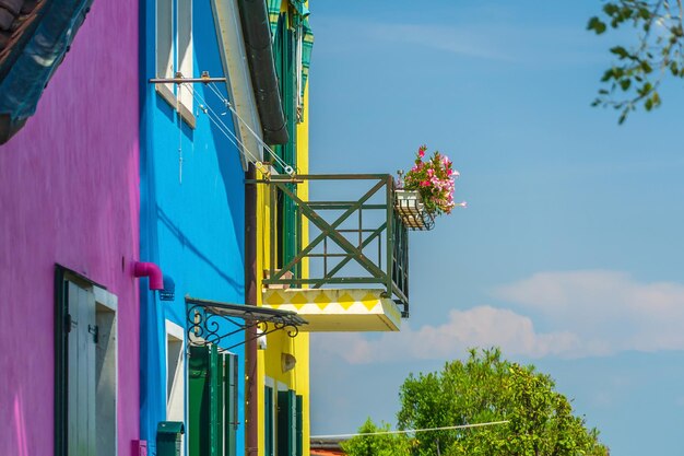 Vista de las coloridas casas venecianas en las islas de Burano en Venecia