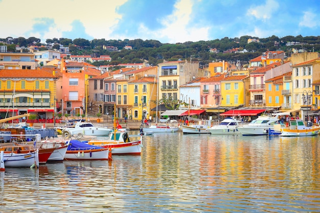 Vista de coloridos edificios y barcos en el pequeño pueblo de Port-Cassis, Francia