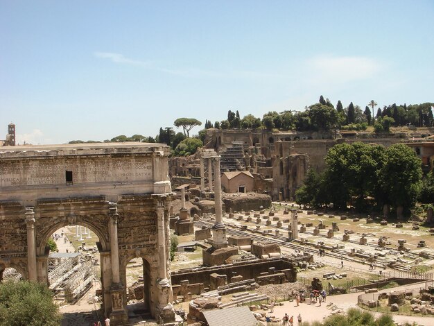 Vista de columnas antiguas en un día de verano Roma Italia