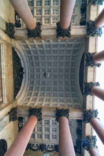 Vista de las columnas de granito y el techo de la entrada a la Catedral de San Isaac.