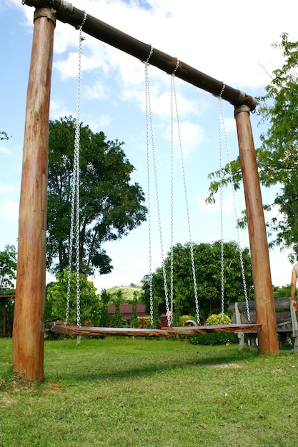 Foto vista del columpio en el parque