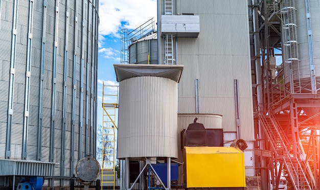 Vista completa de los contenedores metálicos individuales en el granero Tanques de conservación de trigo en la fábrica Compartimentos para el almacenamiento temporal de granos