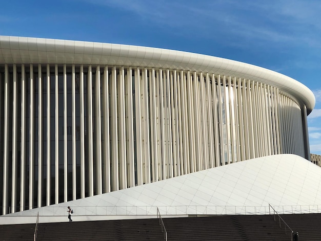 Foto vista completa do salão de arquitetura branca moderna contra o céu azul