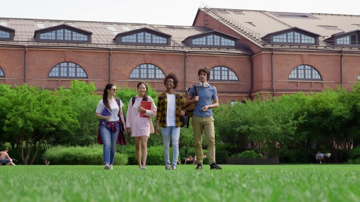 Vista completa del grupo de estudiantes caminando juntos en el parque