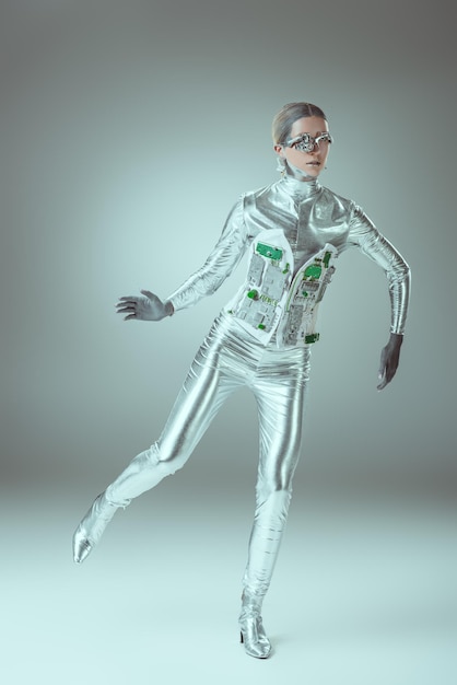 vista completa de la mujer plata robot equilibrando en el concepto de tecnología del futuro gris