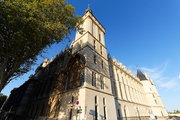 Vista de la Conciergerie, que es un antiguo palacio de justicia y prisión en París Francia