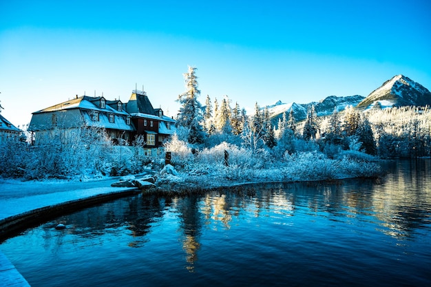 Vista congelada de inverno no Lago Strbske pleso Lago Strbske no Parque Nacional High Tatras Eslováquia paisagem Europa