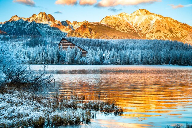 Vista congelada de inverno no Lago Strbske pleso Lago Strbske no Parque Nacional High Tatras Eslováquia paisagem Europa