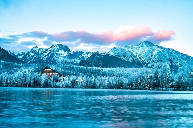 Vista congelada de inverno no Lago Strbske pleso Lago Strbske no Parque Nacional High Tatras Eslováquia paisagem Europa