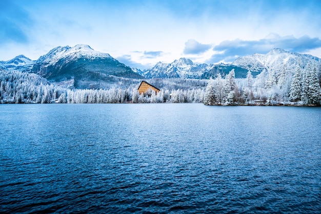 Vista congelada de inverno no Lago Strbske pleso Lago Strbske no Parque Nacional High Tatras Eslováquia paisagem Europa